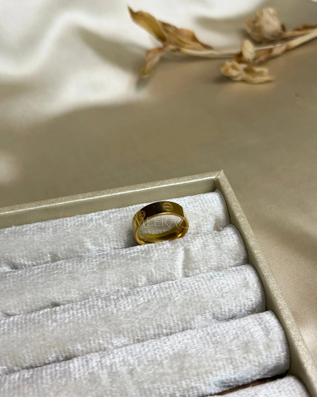 Gold Classic | Screw Motif | Band Ring | Stainless Steel