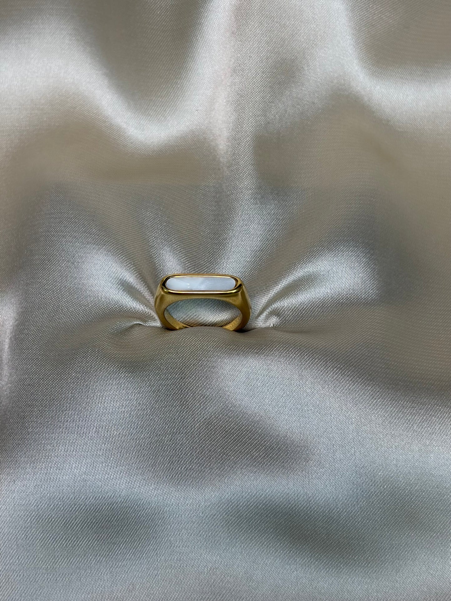 Modern Gold | White Pearl | Signet Ring